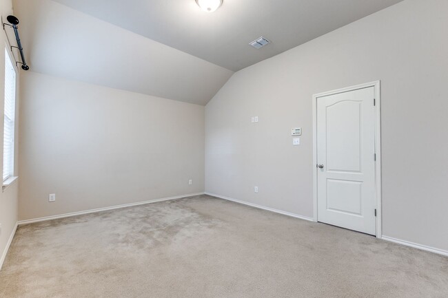 Building Photo - BEAUTIFUL 3-BEDROOM HOME NEAR MEDICAL CENTER