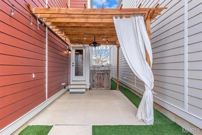 Building Photo - 5044 Arpent St