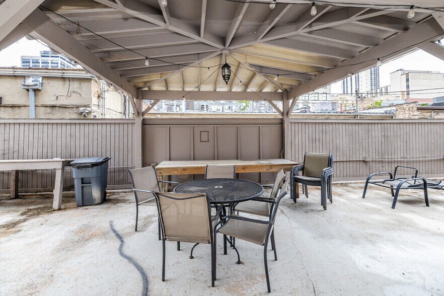 Building Photo - 607 W Wrightwood Ave