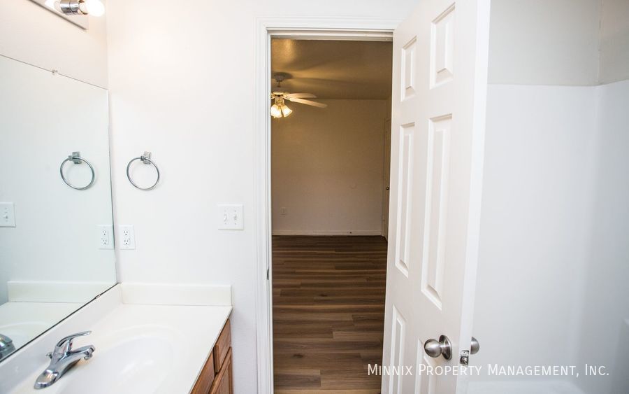 Building Photo - 908 N Belmont Ave