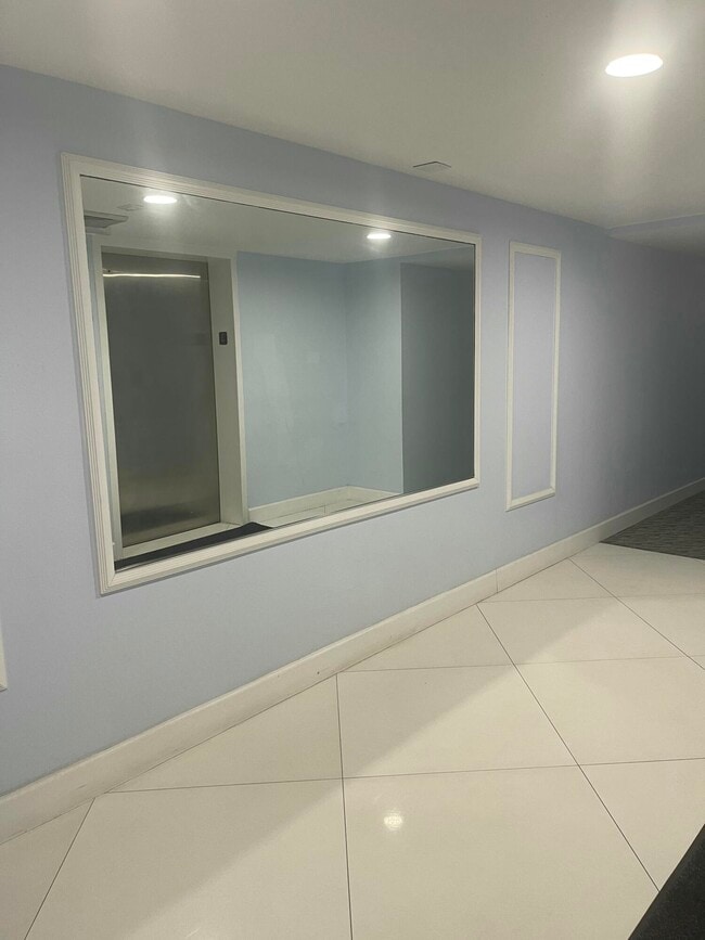 Building Photo - 1237 Hillsboro Mile