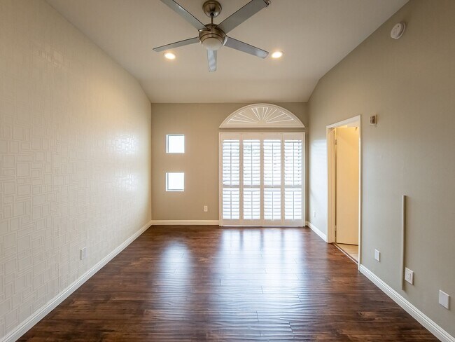 Building Photo - Luxury Living in Toluca Lake!
