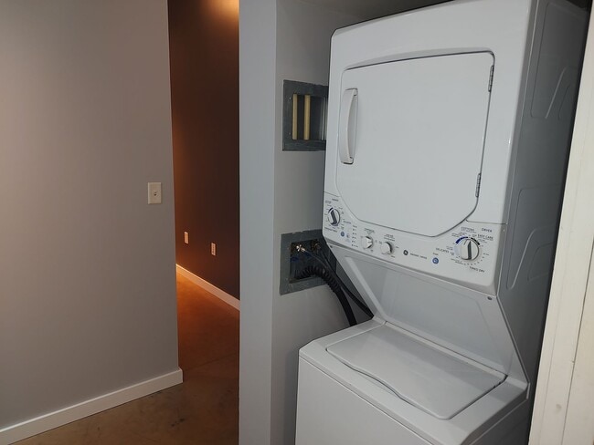 Building Photo - Cute condo on E6th in the center of everyt...