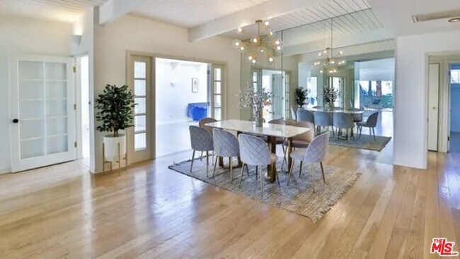 Building Photo - 2042 Linda Flora Dr