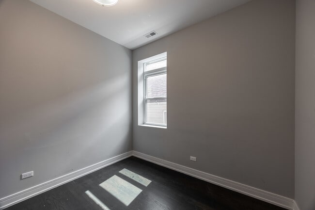 Building Photo - 3253 N Elston Ave