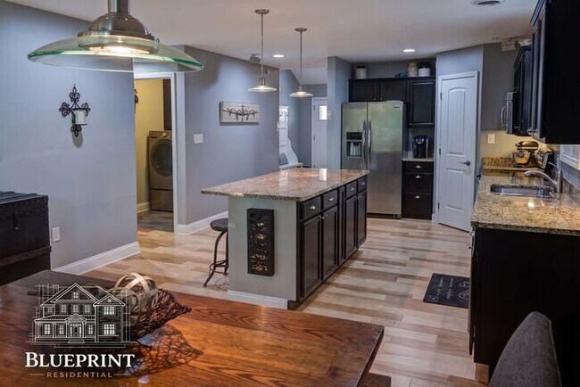 Building Photo - Quiet neighborhood, great neighbors, great ranch layout with beautiful covered back deck!