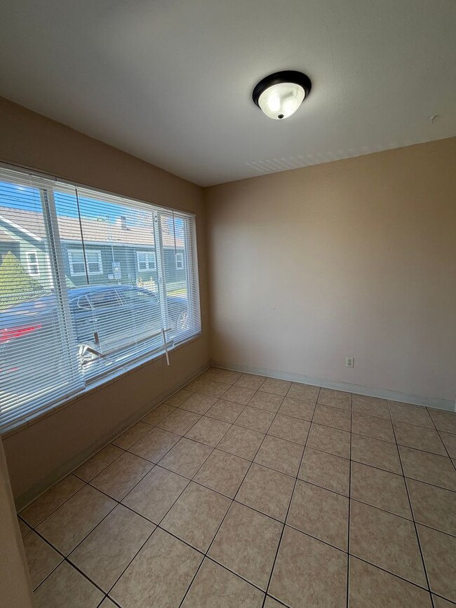 Building Photo - Spacious 1 bedroom, 1 bath Apartment with Tile Throughout!