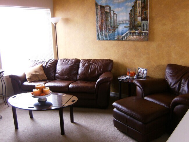 Building Photo - 2bdrm 2 bath Condo with Loft and attached ...