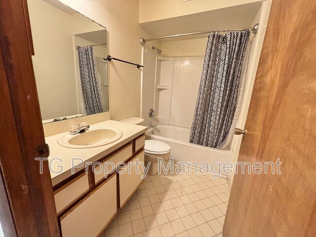 Building Photo - 703 Trekker St