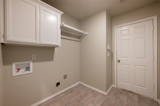 Building Photo - 1501 Tree Line Dr