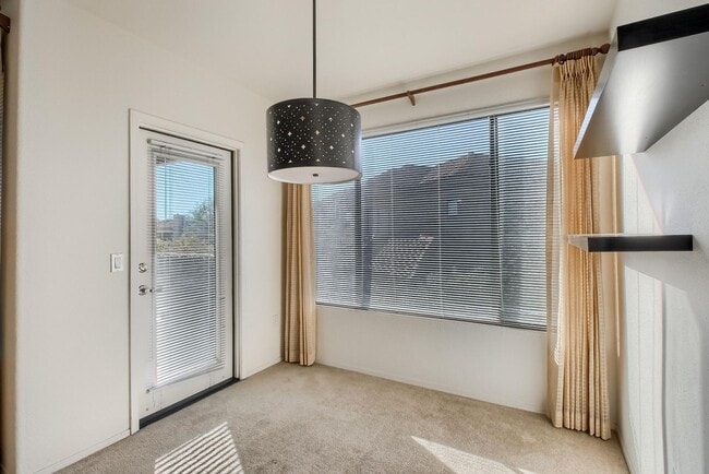 Building Photo - Bright & Spacious 2 Bed, 2 Bath Apartment