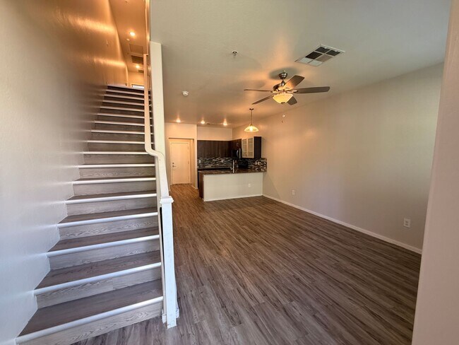 Building Photo - Spacious 3 Bedroom, 2.5 Bath Phoenix Townhome with *New Floors*