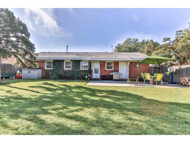 Building Photo - Beautiful Home Located Near Elementary & P...