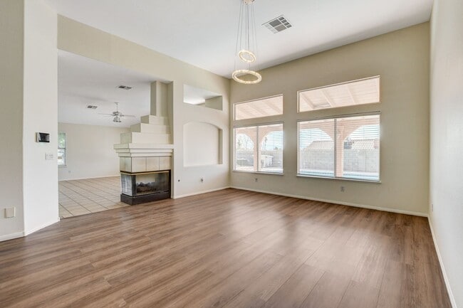 Building Photo - Beautiful Ranch Style Single Story w/Pool & View of the Las Vegas Strip