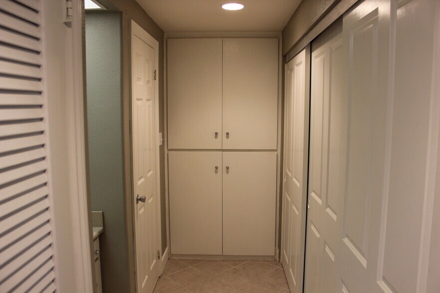 Building Photo - 1009 La Pluma Ct