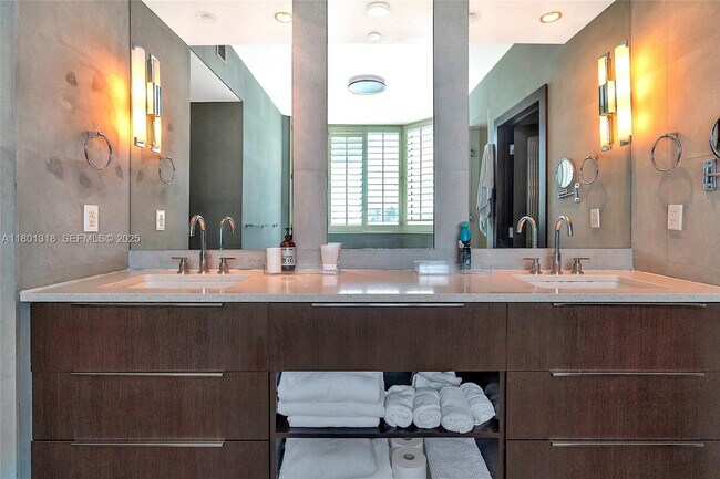 Building Photo - 300 South Pointe Dr