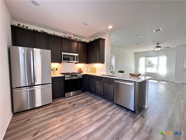 Building Photo - 124 Rollingwood Dr