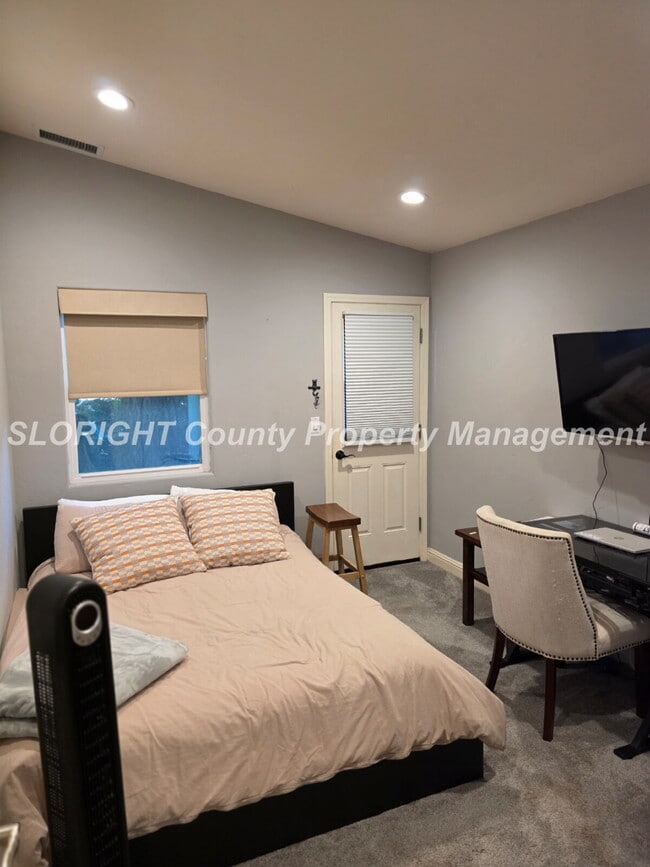 Building Photo - AVAILABLE NOW - 2 Bed/ 1 Bath Atascadero Home