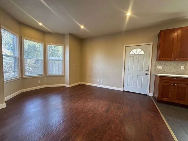 Building Photo - Tran 59th Triplex