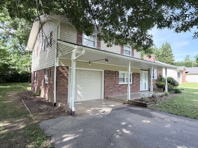 Building Photo - 725 Wildflower Ln