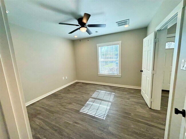 Building Photo - 406 McPhail St