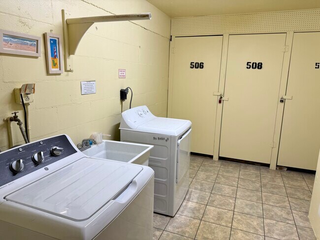 Building Photo - 4775 Cove Cir