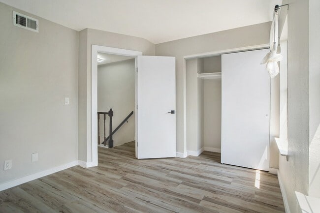 Building Photo - 618 W Collins St