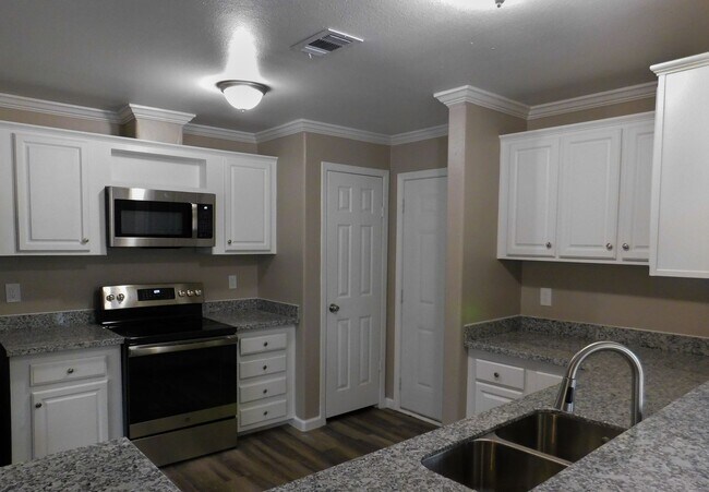 Building Photo - 107 Varsity Dr