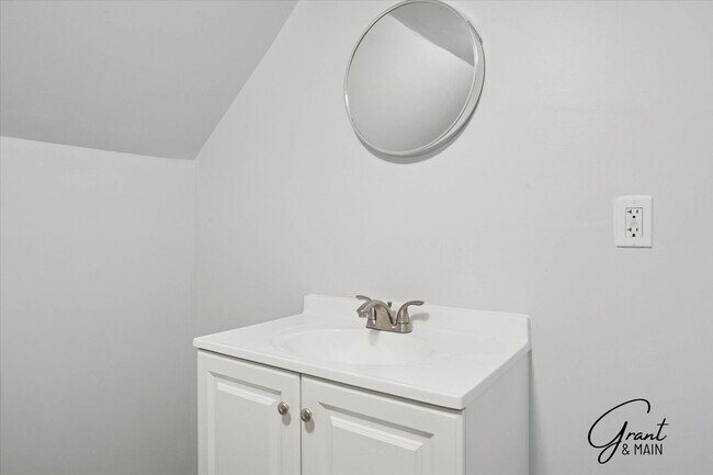 Building Photo - 1613 Virginia Park St