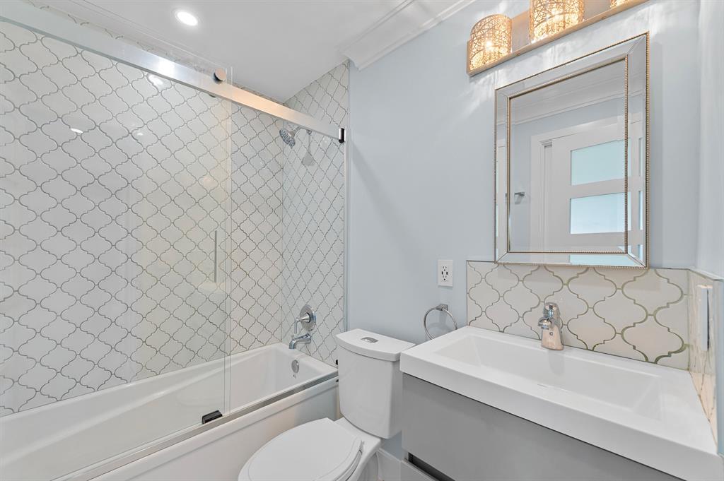 Building Photo - 3220 Bayview Dr