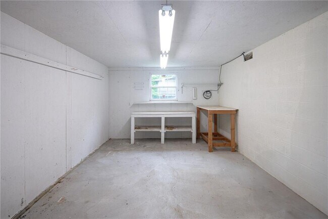 Building Photo - 6 Swanage Dr