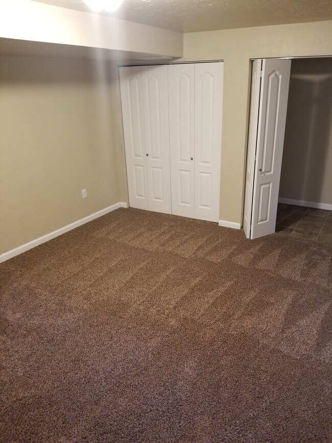 Building Photo - Large 4 bedroom, 2.5 bath duplex