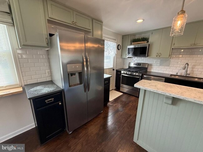 Building Photo - 5079 Macnamara Dr