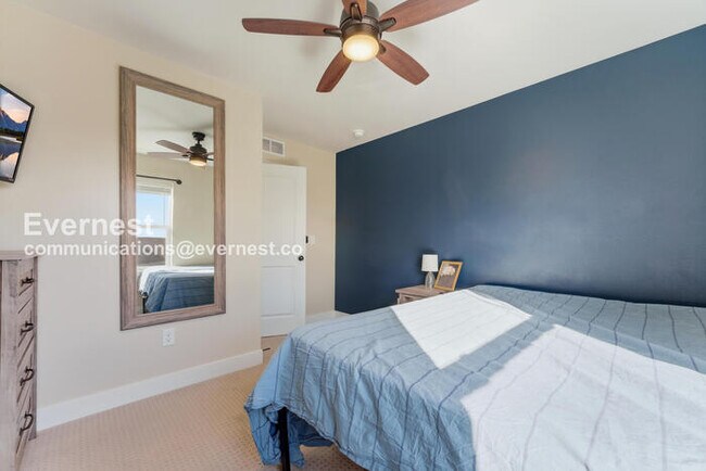 Building Photo - 4 Bed/3 Bath Townhome with Fenced Yard & Garage / Available Now!