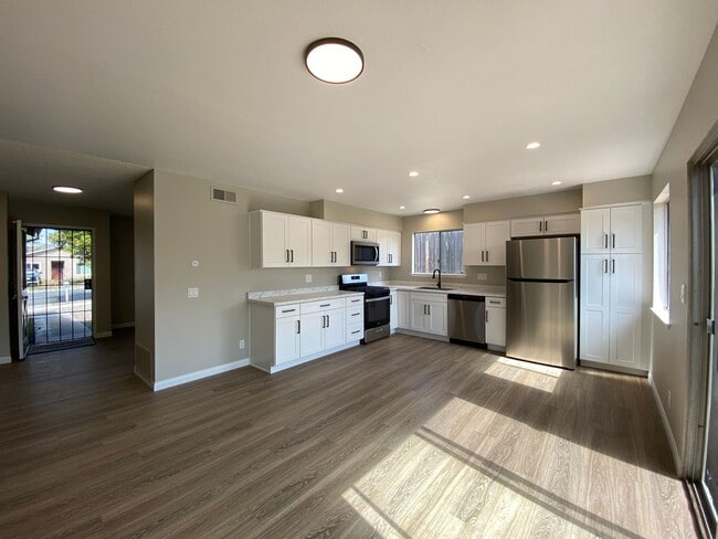 Building Photo - Remodeled 3 Bedroom Home in Oceanside!