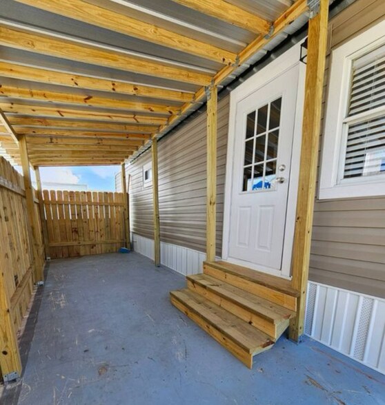 Building Photo - 2581 Oleander St
