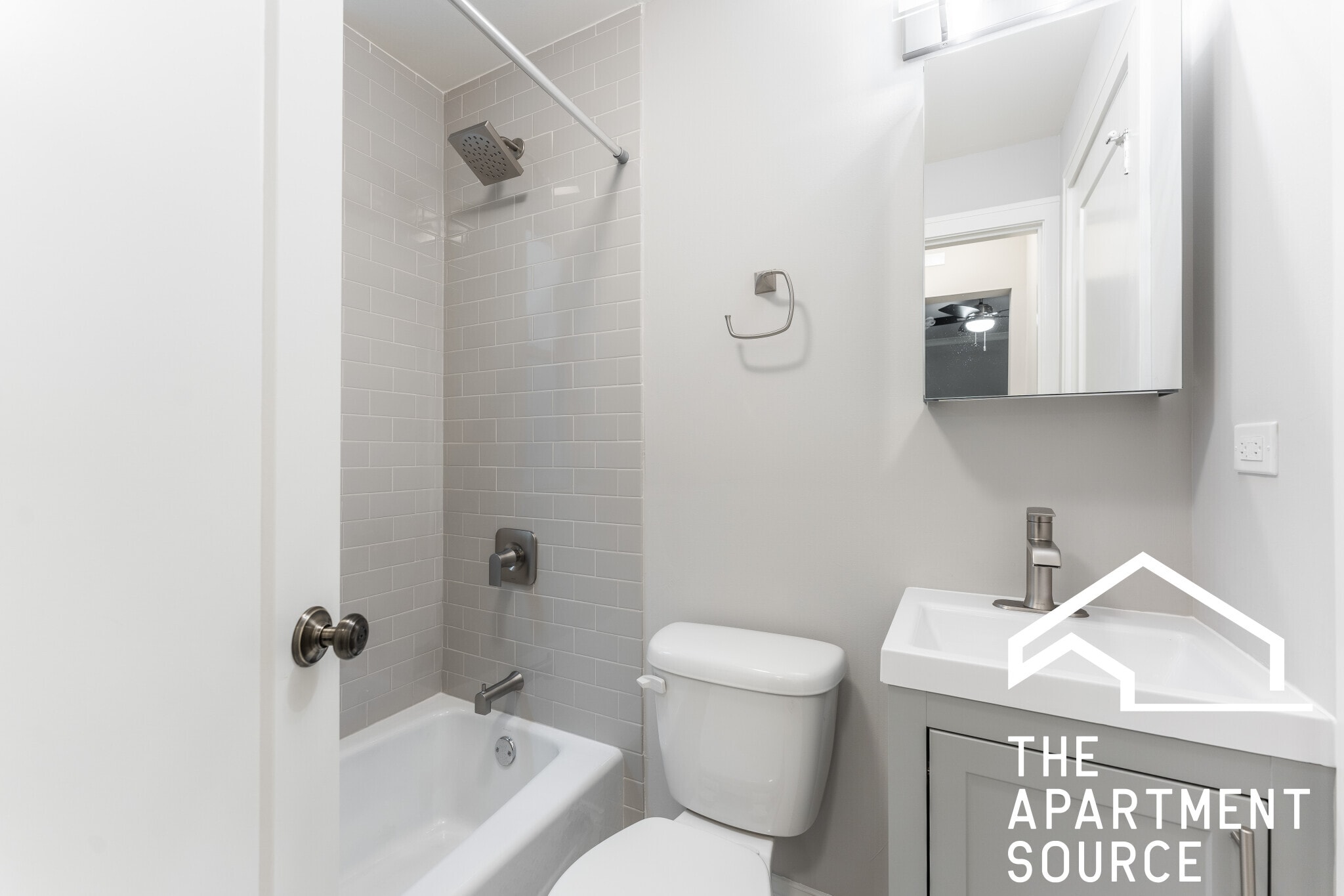 Building Photo - 641 W Wrightwood Ave