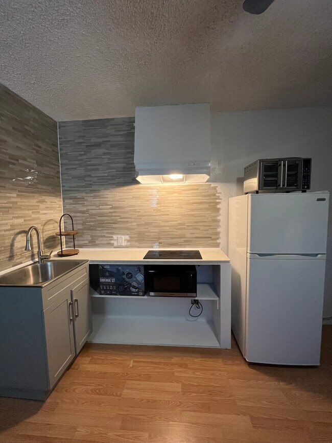 Building Photo - 419 Vaqueros Ave