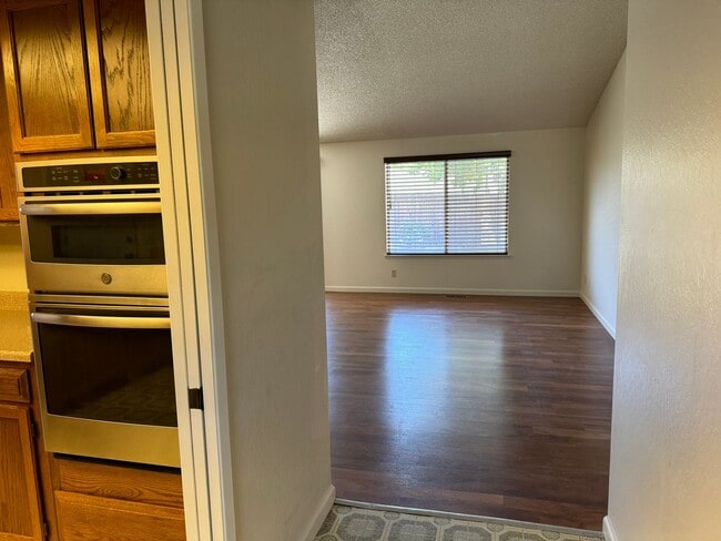 Building Photo - 3 Bedroom 2 bath with beautiful landscapin...