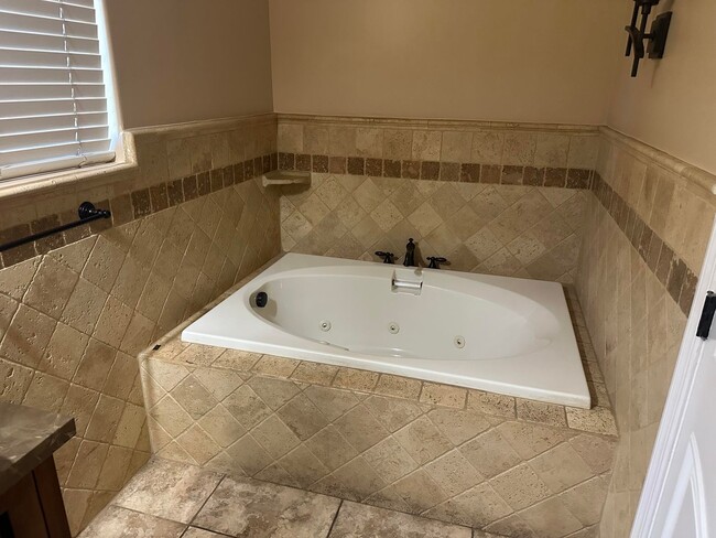 Building Photo - Wonderful 4-bed/3-bath gated home in Azusa.