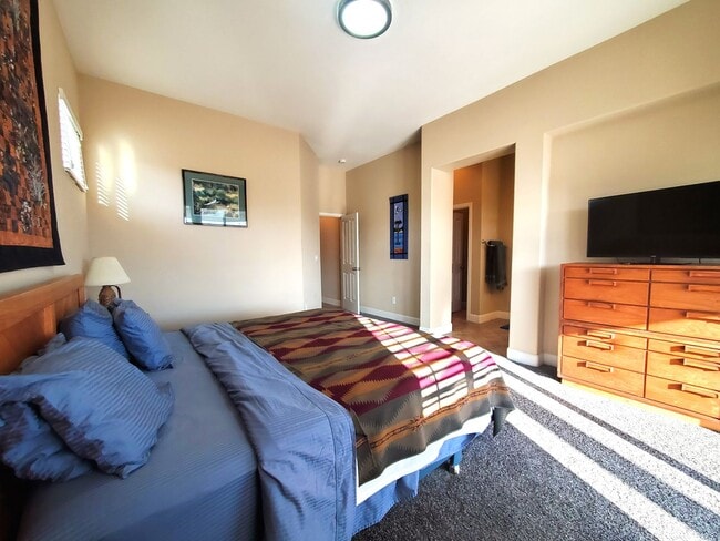 Building Photo - Gorgeous executive style home available fo...