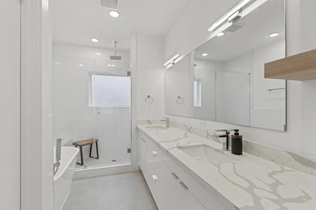 Building Photo - 216 E 31st 1/2 St