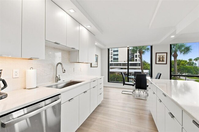 Building Photo - 707 S Gulfstream Ave