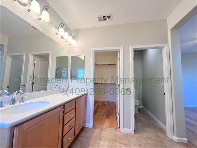 Building Photo - Newer Corner Townhome in Great Location! Central A/C & Pets Negotiable!