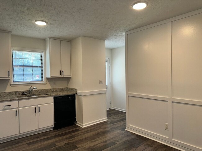 Building Photo - Updated 3 Bed/2 Bath Ranch Home on Quiet, ...