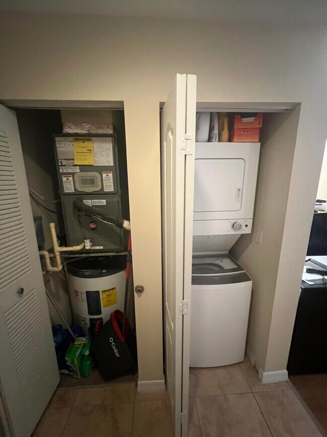 Building Photo - 6630 SW 57th Ave