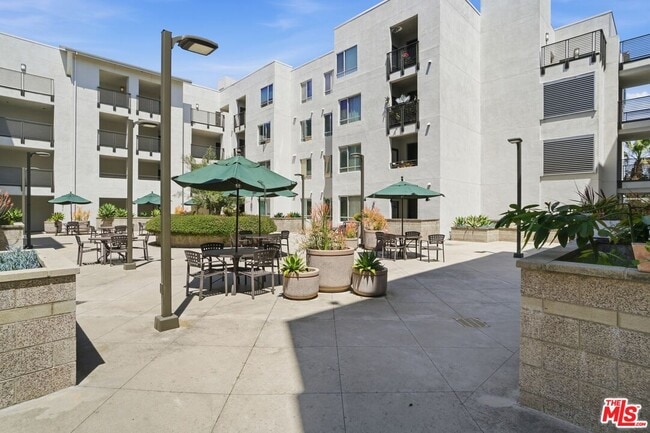 Building Photo - 6400 Crescent Prk E
