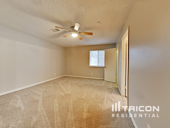 Building Photo - 1027 Chapman Cir