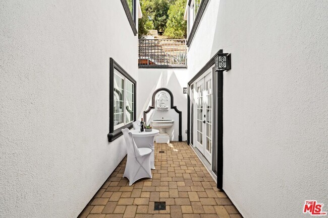 Building Photo - 2563 Hutton Dr