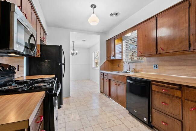 Building Photo - Beautiful Home in Springdale with Sunroom!